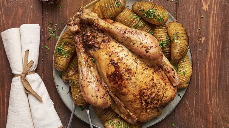 Chapon Fermier farci & pommes de terre Hasselback - Royal Bernard